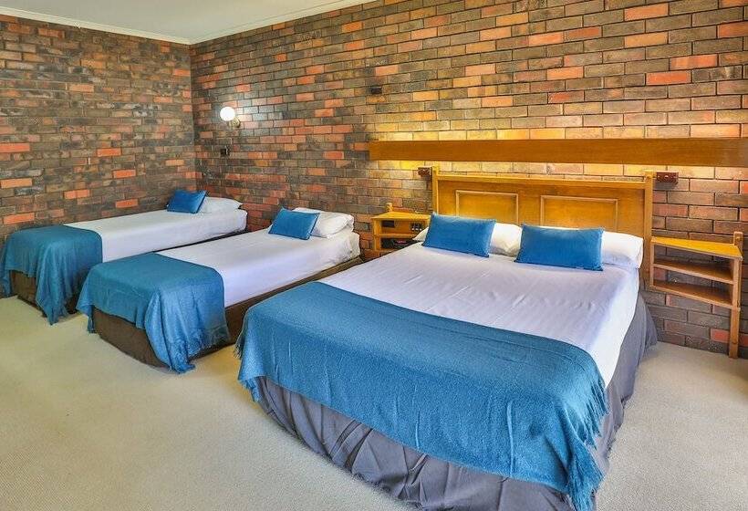 חדר משפחתי, Two Rivers Motel