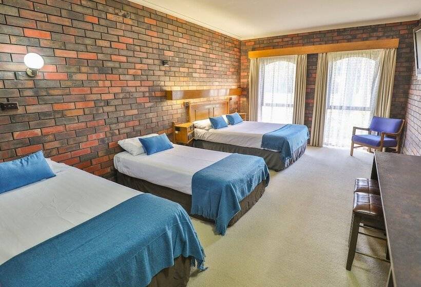 חדר משפחתי, Two Rivers Motel