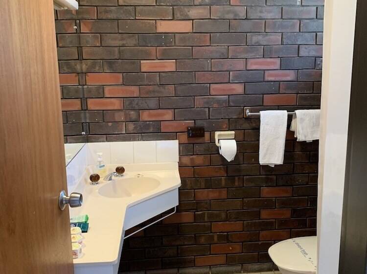 חדר משפחתי, Two Rivers Motel