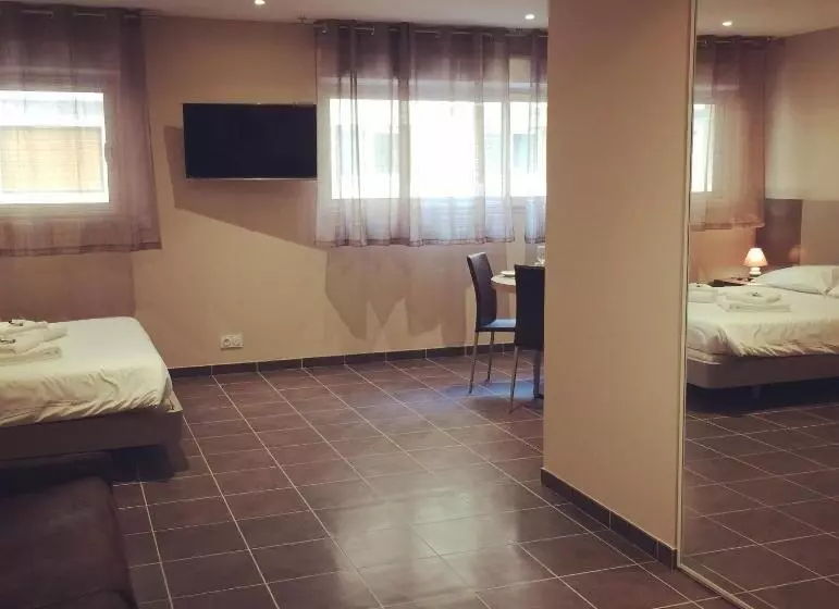 スーペリアスタジオ, Villa Serafina Apartements