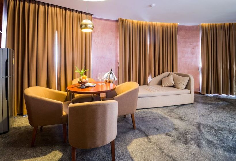 סוויטה אקזקיוטיב, Almond Hotel Bassac River