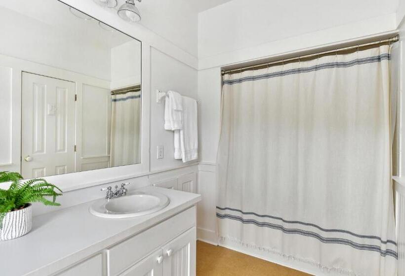 منزل غرفة نوم واحدة, The Farmhouse Inn