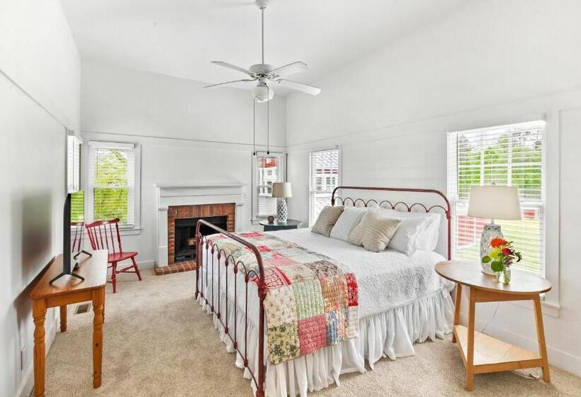 منزل غرفة نوم واحدة, The Farmhouse Inn