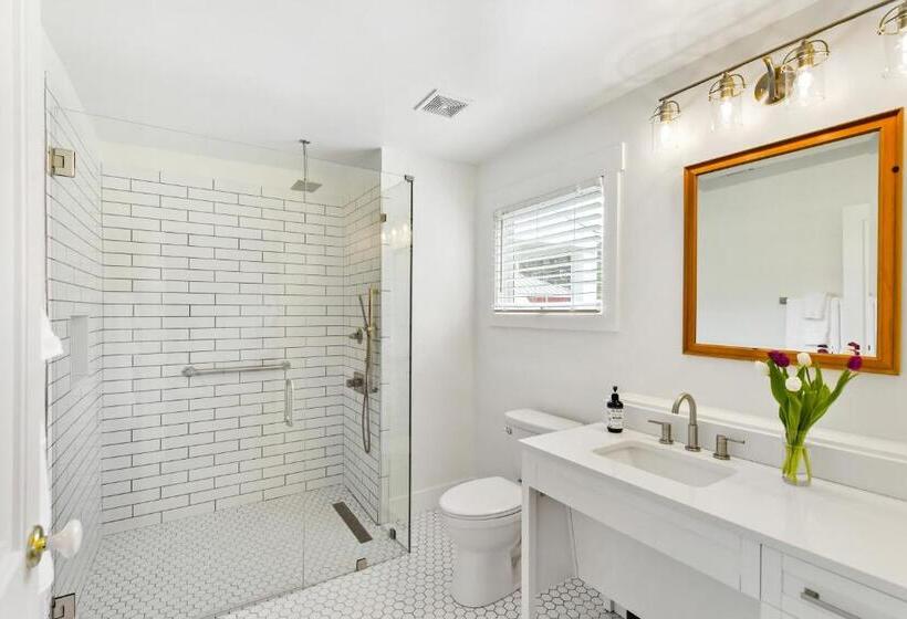 جناح, The Farmhouse Inn