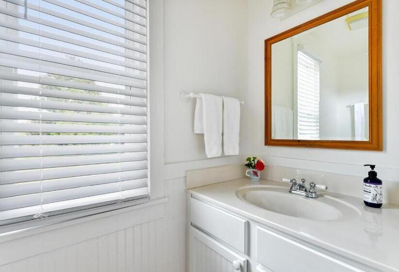 منزل غرفتين نوم, The Farmhouse Inn