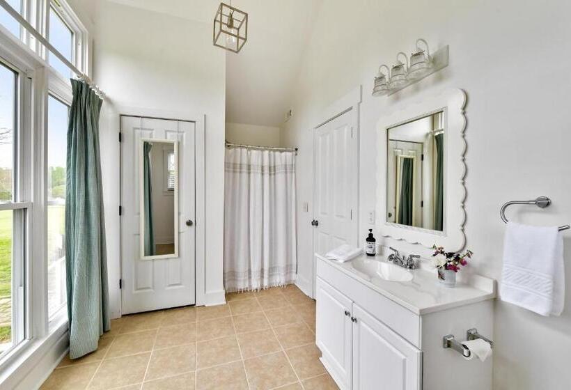 منزل غرفتين نوم, The Farmhouse Inn