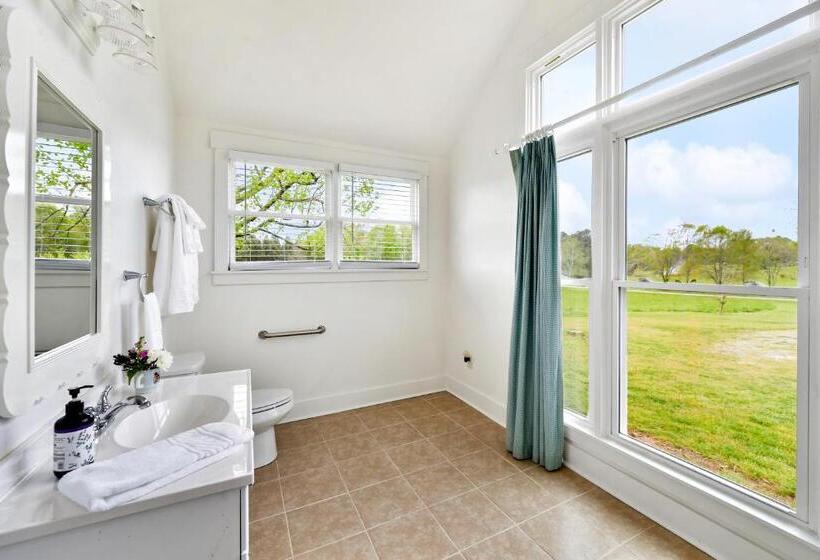 منزل غرفتين نوم, The Farmhouse Inn