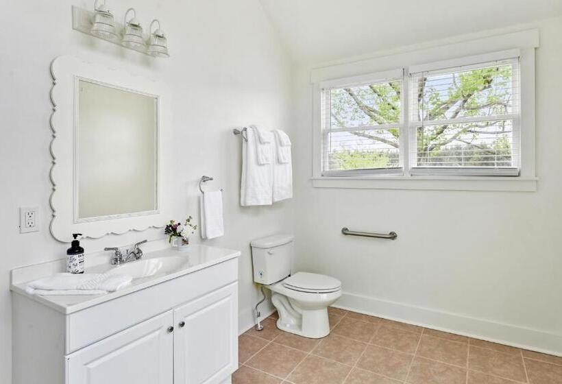 منزل غرفتين نوم, The Farmhouse Inn