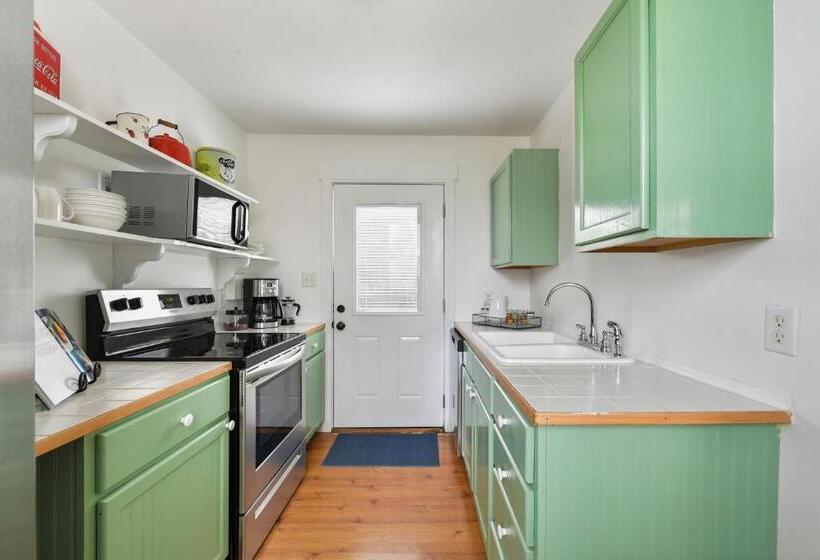 منزل غرفتين نوم, The Farmhouse Inn