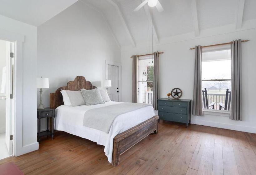 جناح, The Farmhouse Inn