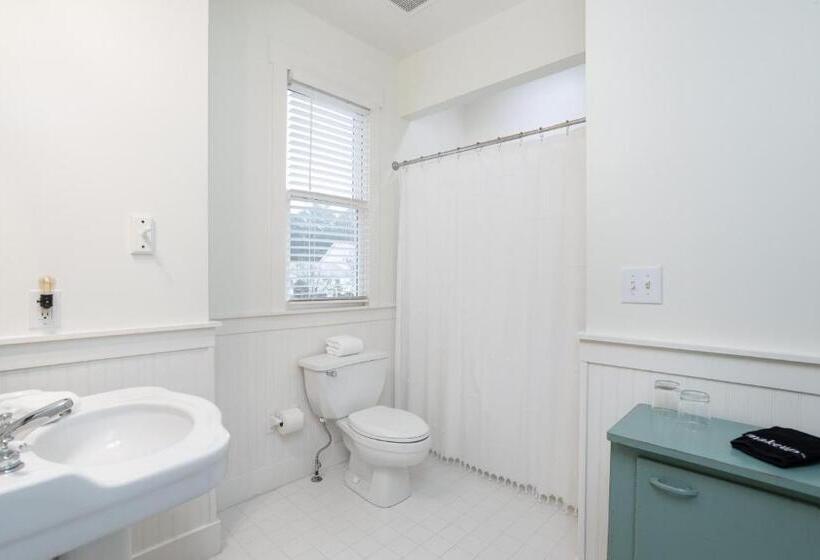 جناح, The Farmhouse Inn