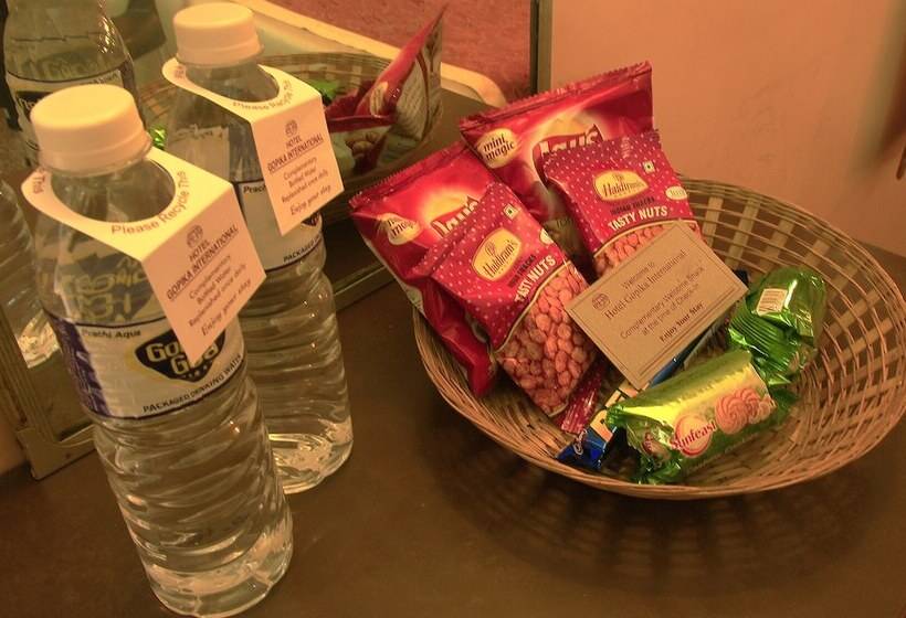 غرفة قياسية, Gopika International