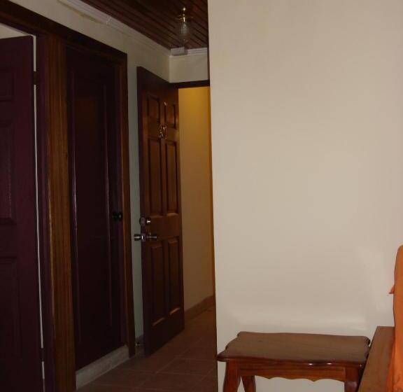 سوییت جونیور, La Guaria Inn & Suites