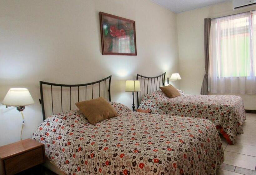 家庭间, La Guaria Inn & Suites