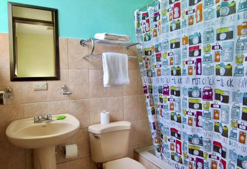 家庭间, La Guaria Inn & Suites