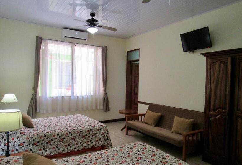 家庭间, La Guaria Inn & Suites