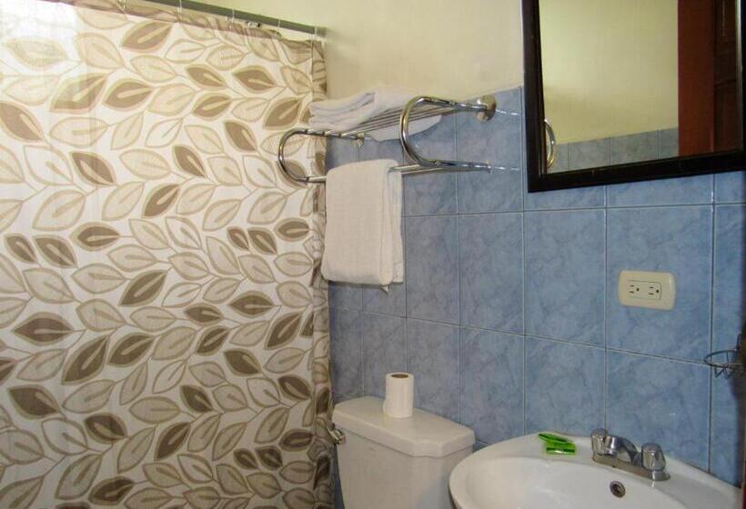 Economy Triple Room, La Guaria Inn & Suites