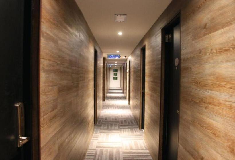 Delüks Oda, Time Nilai