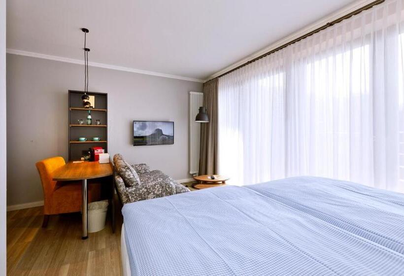 غرفة قياسية مزوَّدة بتراس, Logierhaus Rheintoreins