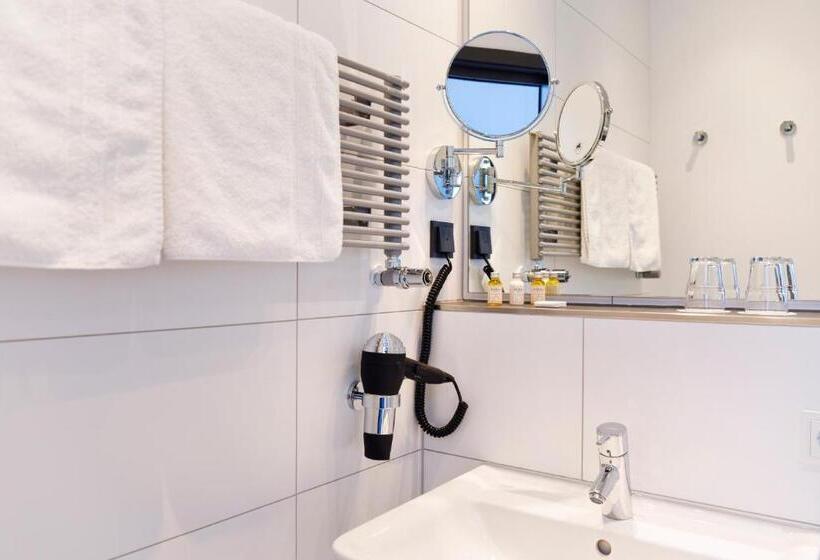 غرفة قياسية مزوَّدة بشُرفة, Logierhaus Rheintoreins