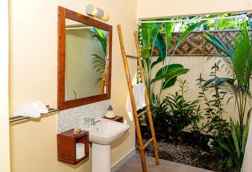 ویلای یک اتاق خوابه با استخر شنا, Balai Sa Baibai