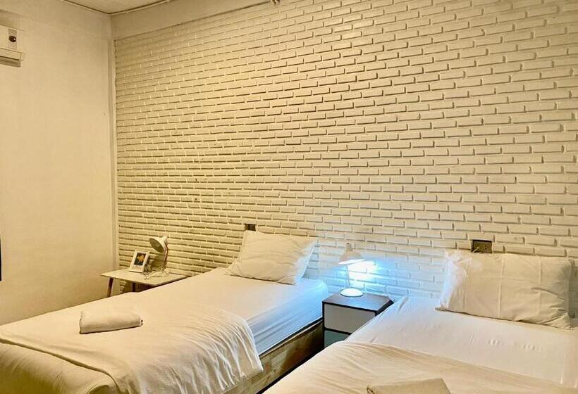 غرفة قياسية, Nokhook House