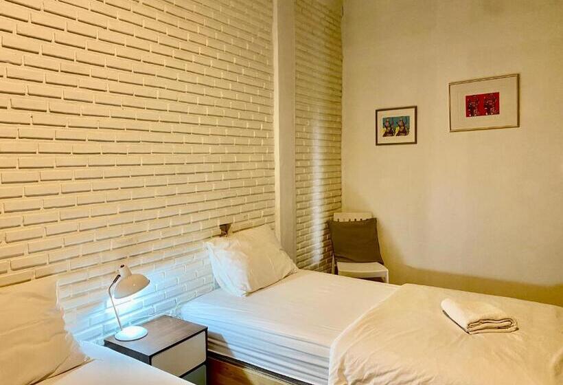 غرفة قياسية, Nokhook House