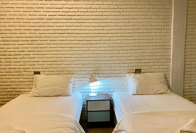 غرفة قياسية, Nokhook House