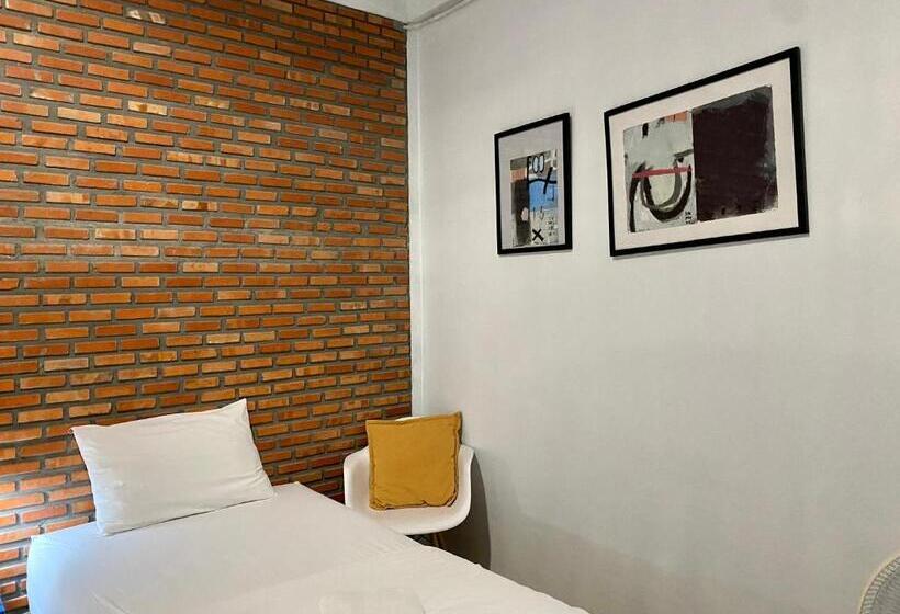 غرفة قياسية, Nokhook House