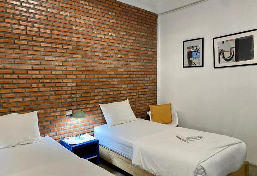 غرفة قياسية, Nokhook House