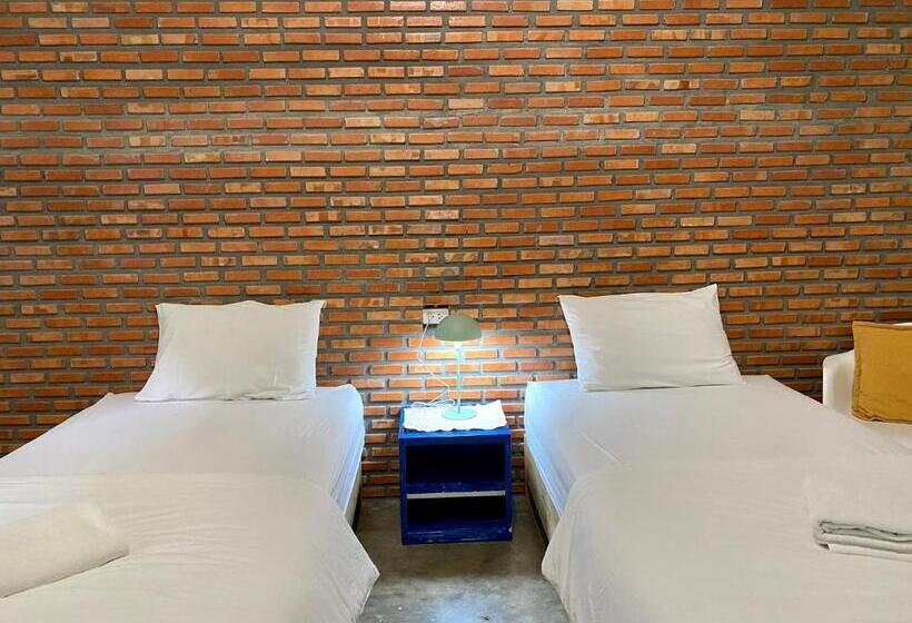 غرفة قياسية, Nokhook House