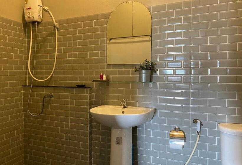 غرفة عائلية, Nokhook House