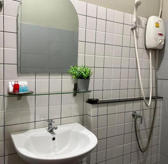 غرفة عائلية, Nokhook House