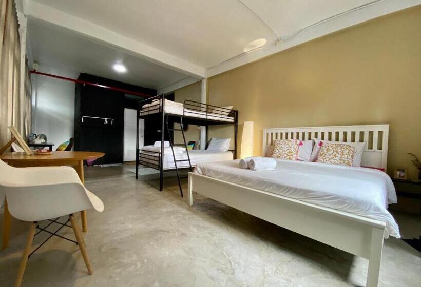 غرفة عائلية, Nokhook House