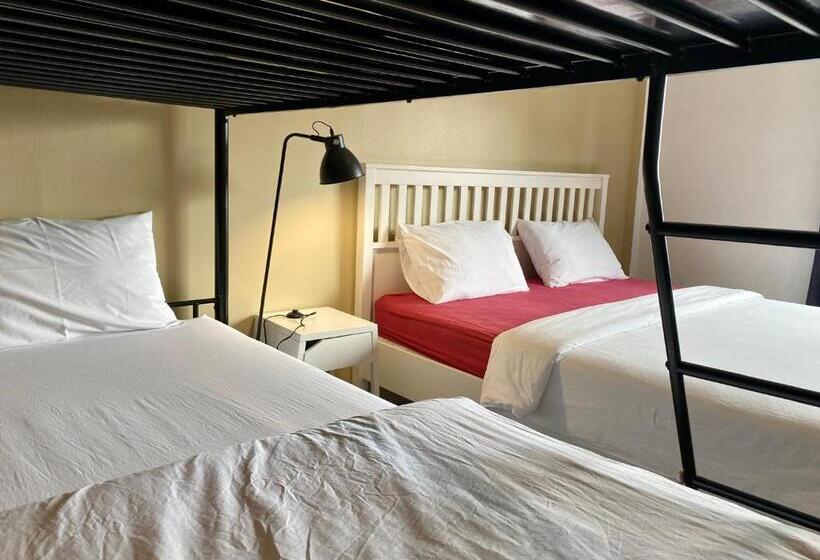 غرفة عائلية, Nokhook House