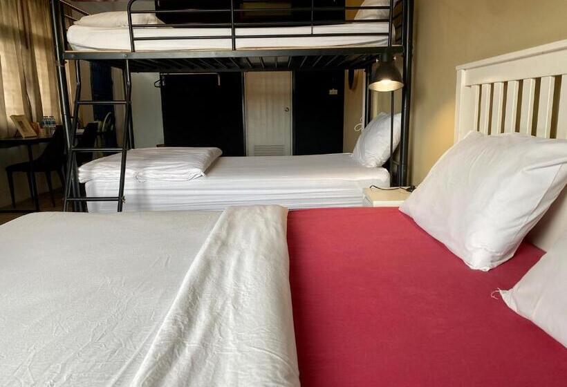 غرفة عائلية, Nokhook House