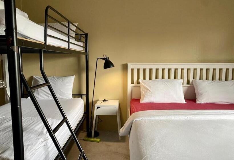 غرفة عائلية, Nokhook House