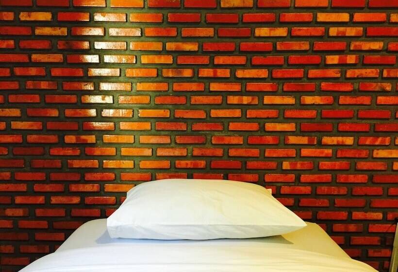 غرفة قياسية, Nokhook House