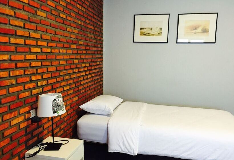 غرفة قياسية, Nokhook House