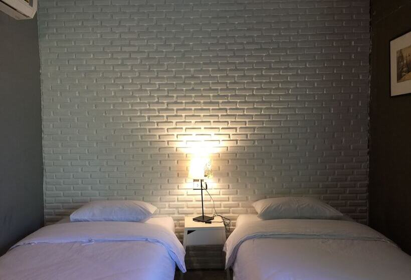 غرفة قياسية, Nokhook House