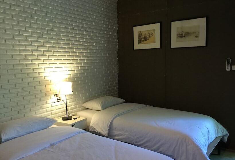 غرفة قياسية, Nokhook House