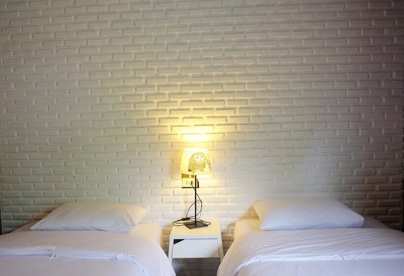 غرفة قياسية, Nokhook House