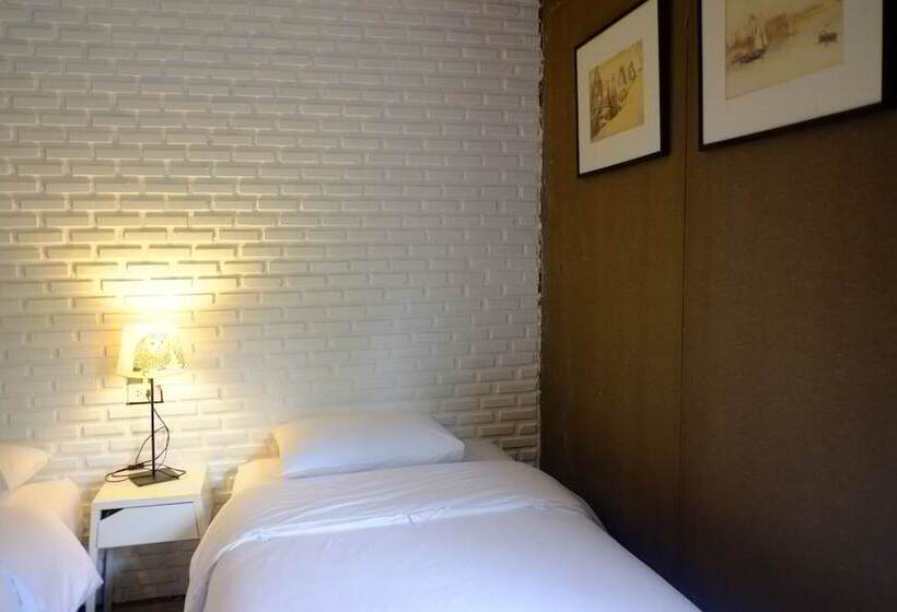 غرفة قياسية, Nokhook House