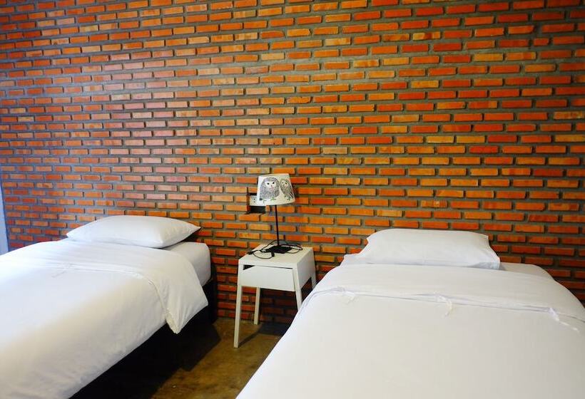 غرفة قياسية, Nokhook House