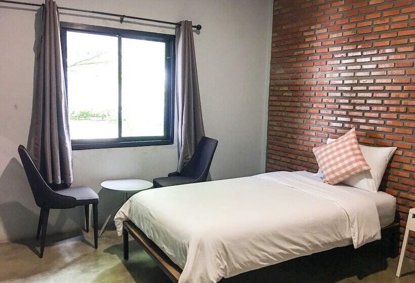 غرفة قياسية, Nokhook House