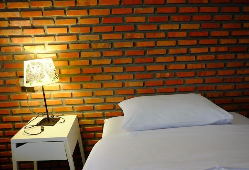 غرفة قياسية, Nokhook House