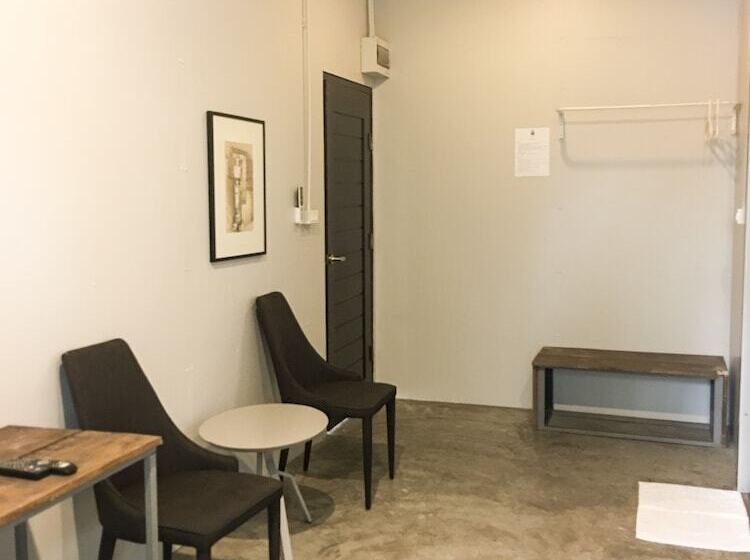 غرفة قياسية, Nokhook House