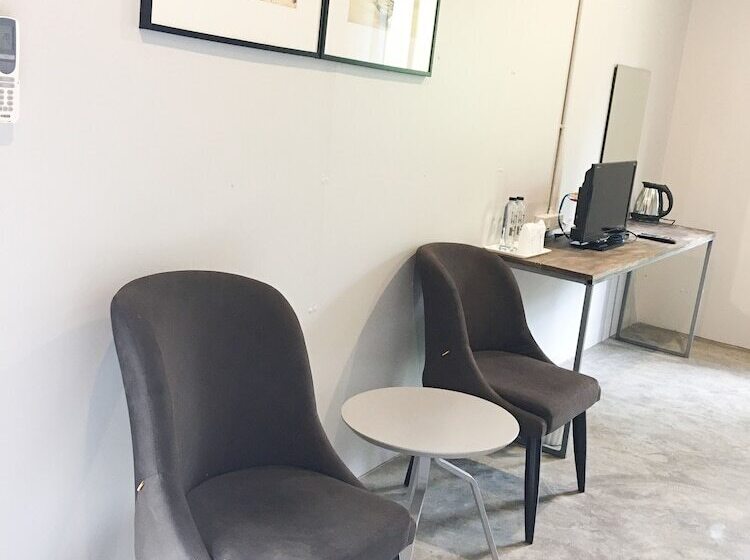 غرفة قياسية, Nokhook House