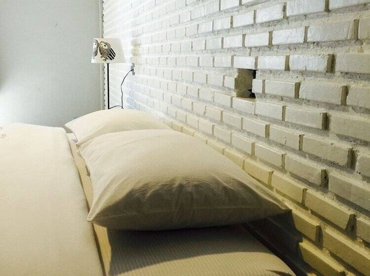 غرفة قياسية, Nokhook House