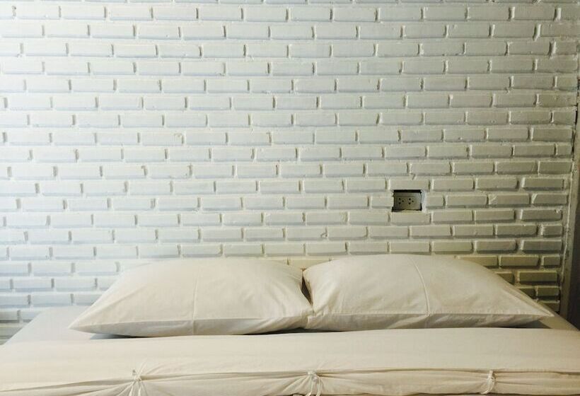 غرفة قياسية, Nokhook House